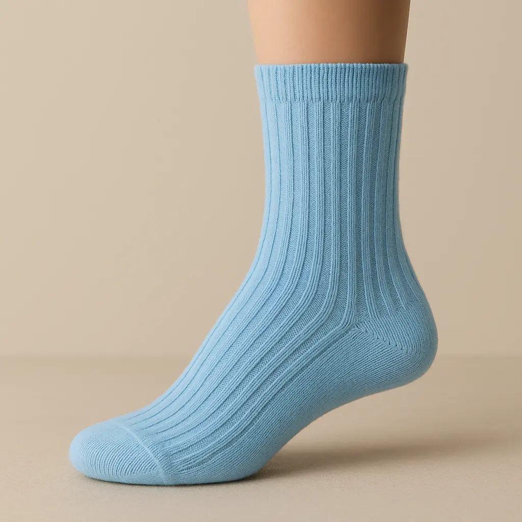 Chaussettes Enfants Couleurs Bleu Clair Coton Mi-Mollet sur pied mannequin