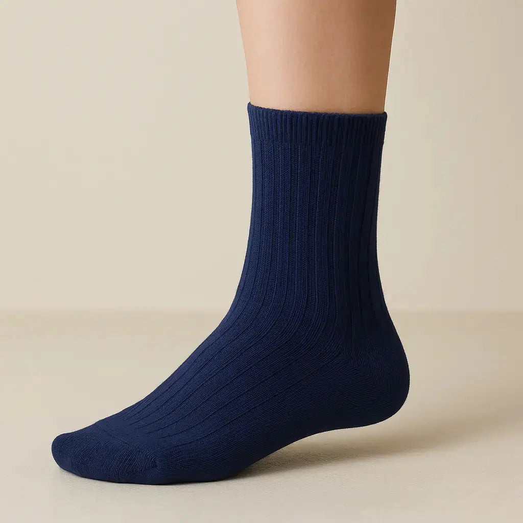 Chaussettes enfants Couleurs bleu marine en coton mi-mollet sur pied mannequin