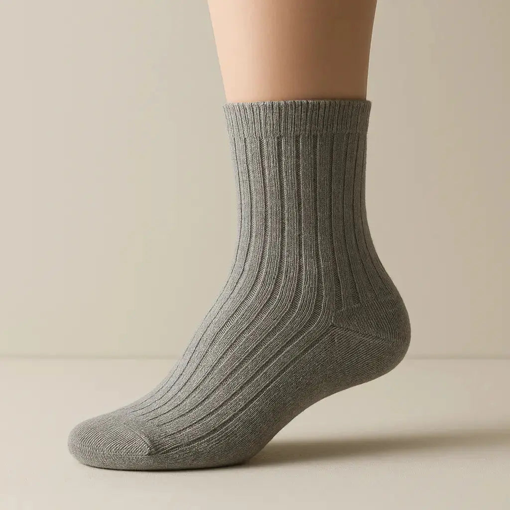Chaussettes enfants Couleurs gris clair en coton mi-mollet sur pied mannequin