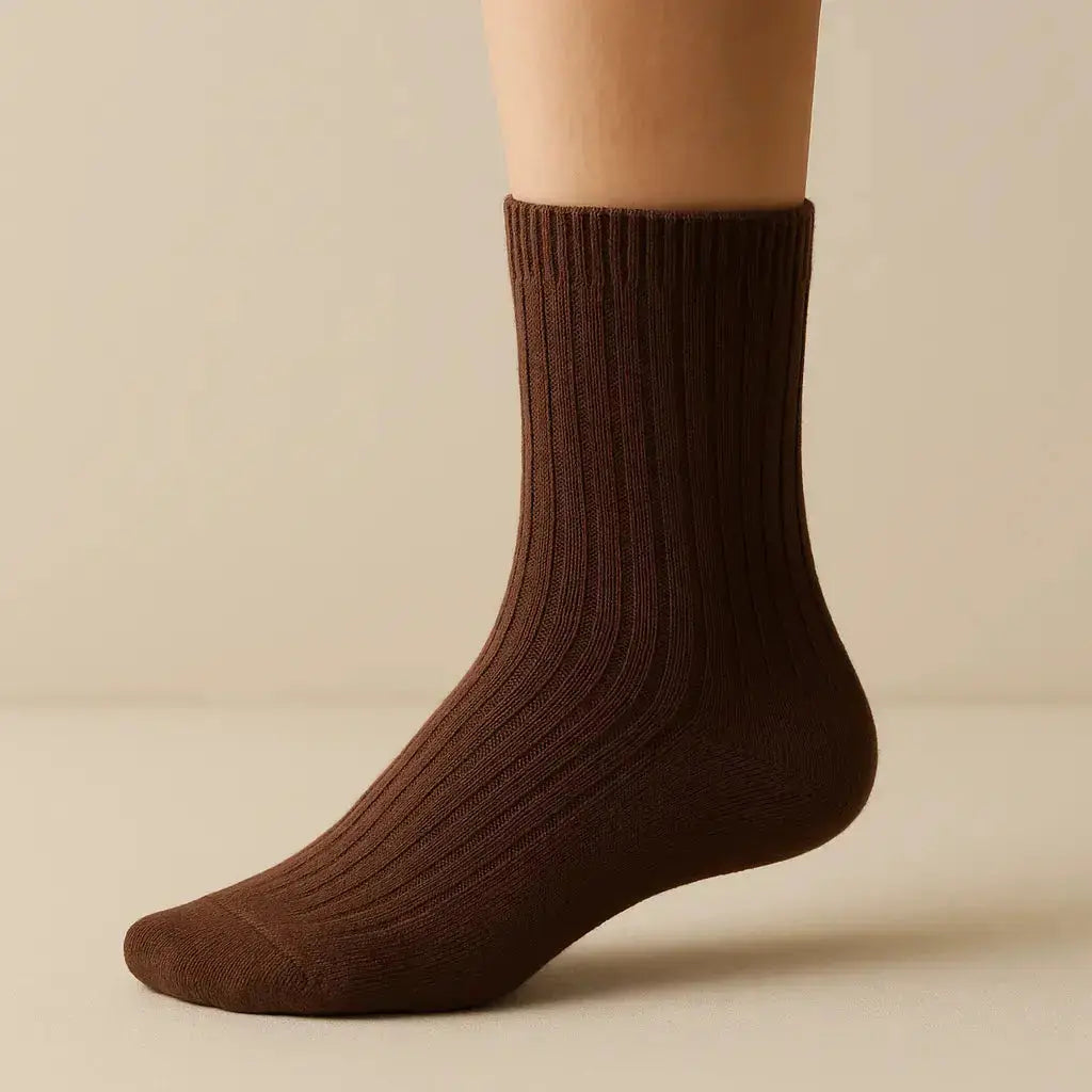 Chaussettes enfants marron en coton mi-mollet sur pied mannequin