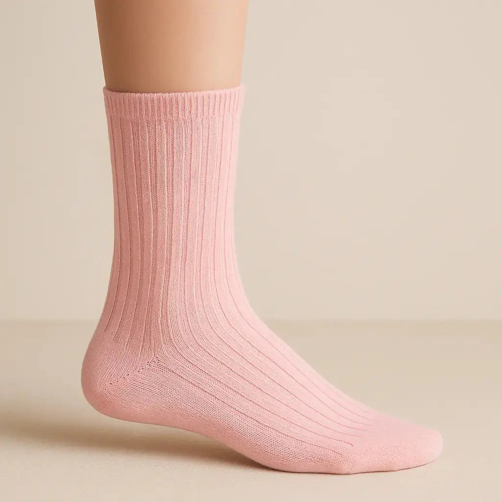 Chaussettes enfants Couleurs rose clair coton mi-mollet sur pied mannequin
