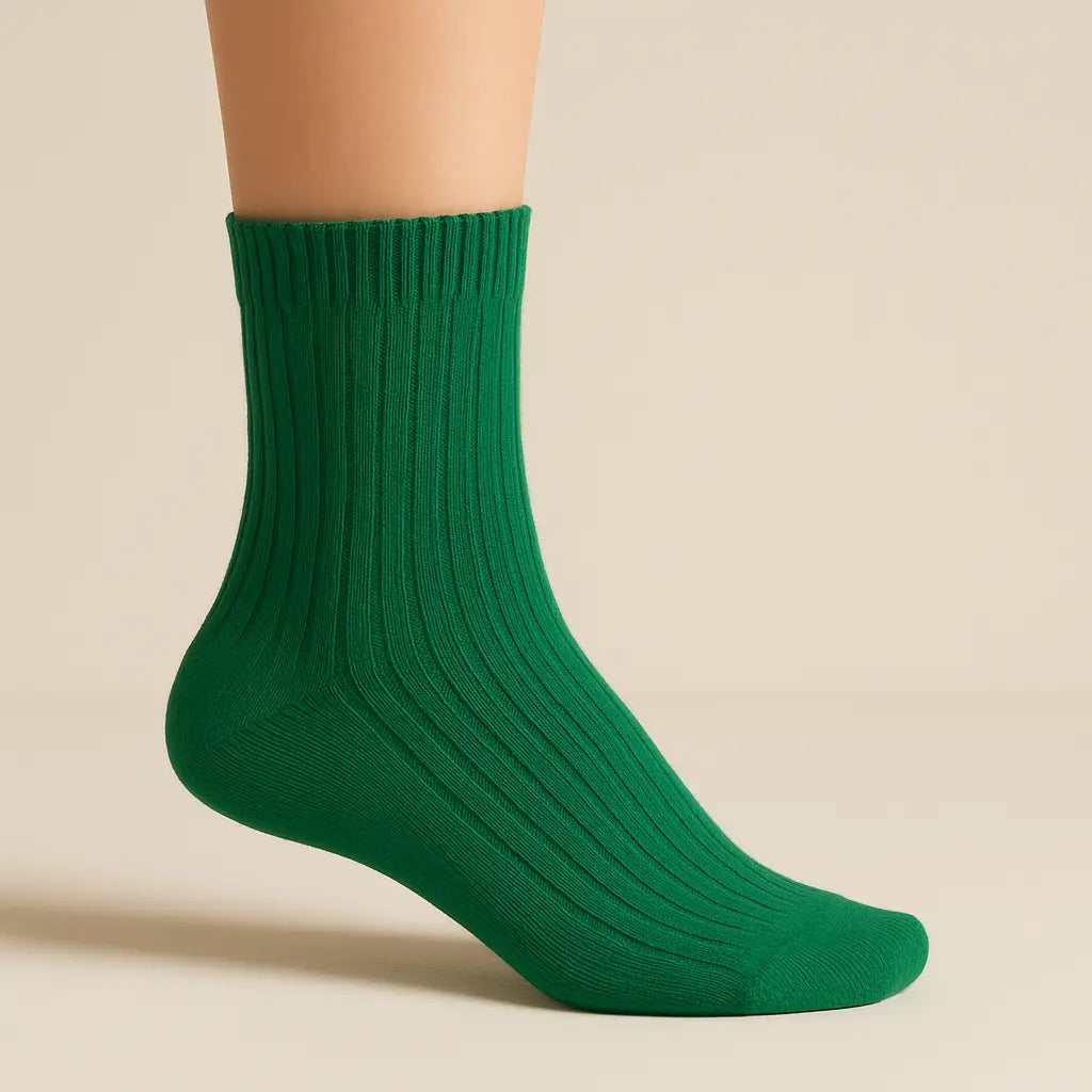 Chaussettes enfants Couleurs vert en coton mi-mollet sur pied mannequin