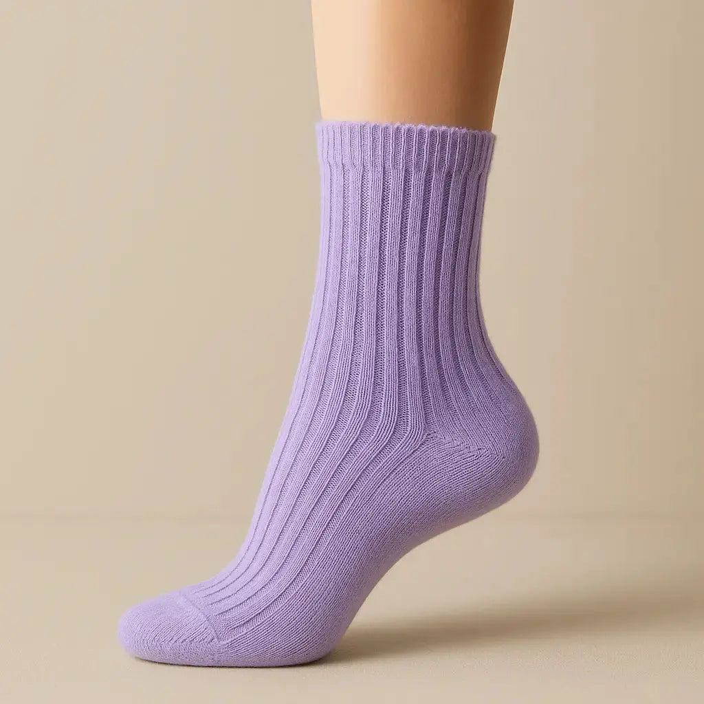 Chaussettes enfants Couleurs violet clair en coton mollet sur pied mannequin
