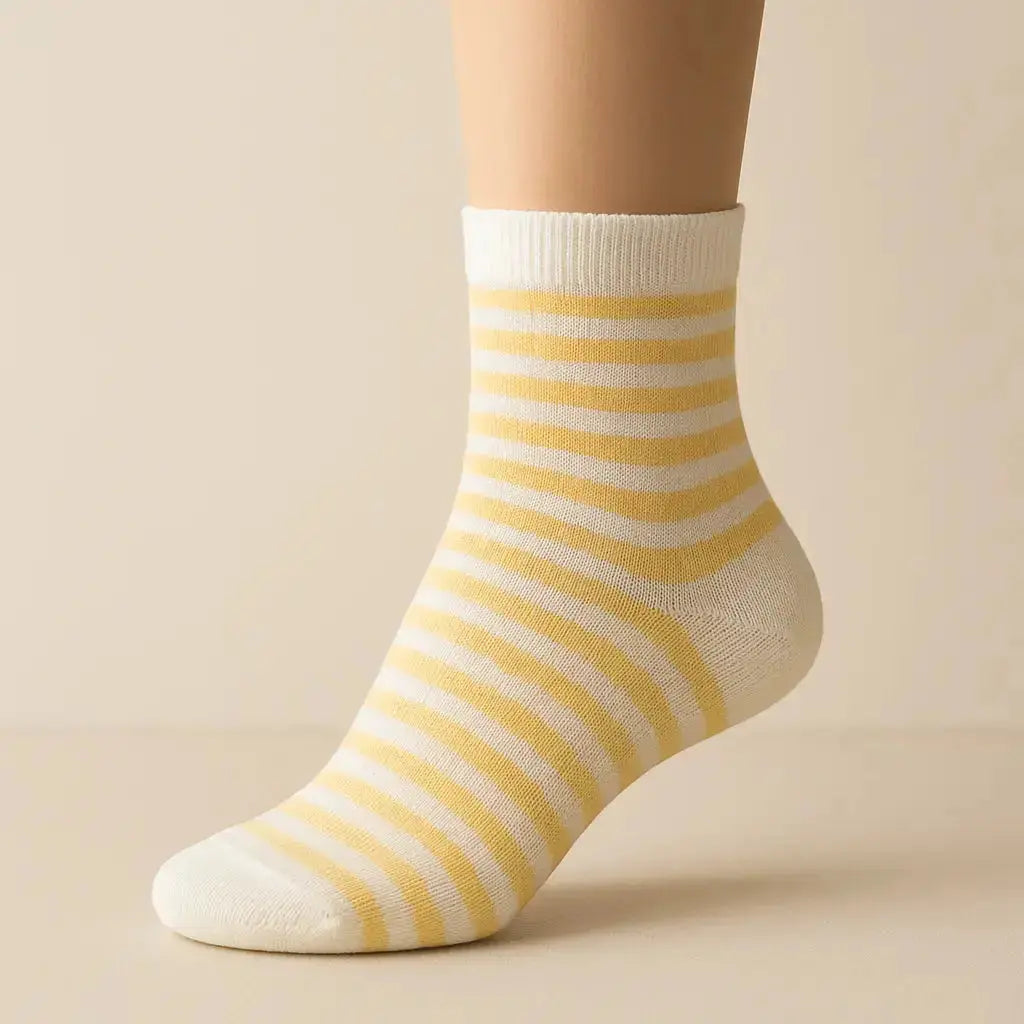 Chaussettes enfants rayures rose en coton mollet sur pied mannequin