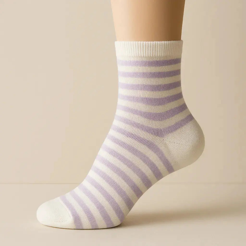 Chaussettes enfants rayures violettes en coton mi-mollet sur pied mannequin