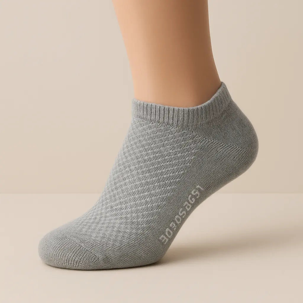 Chaussettes enfants socquettes coton gris clair sur pied mannequin