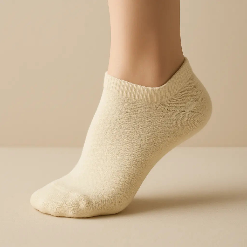 Chaussettes enfants socquettes jaunes en coton sur pied mannequin