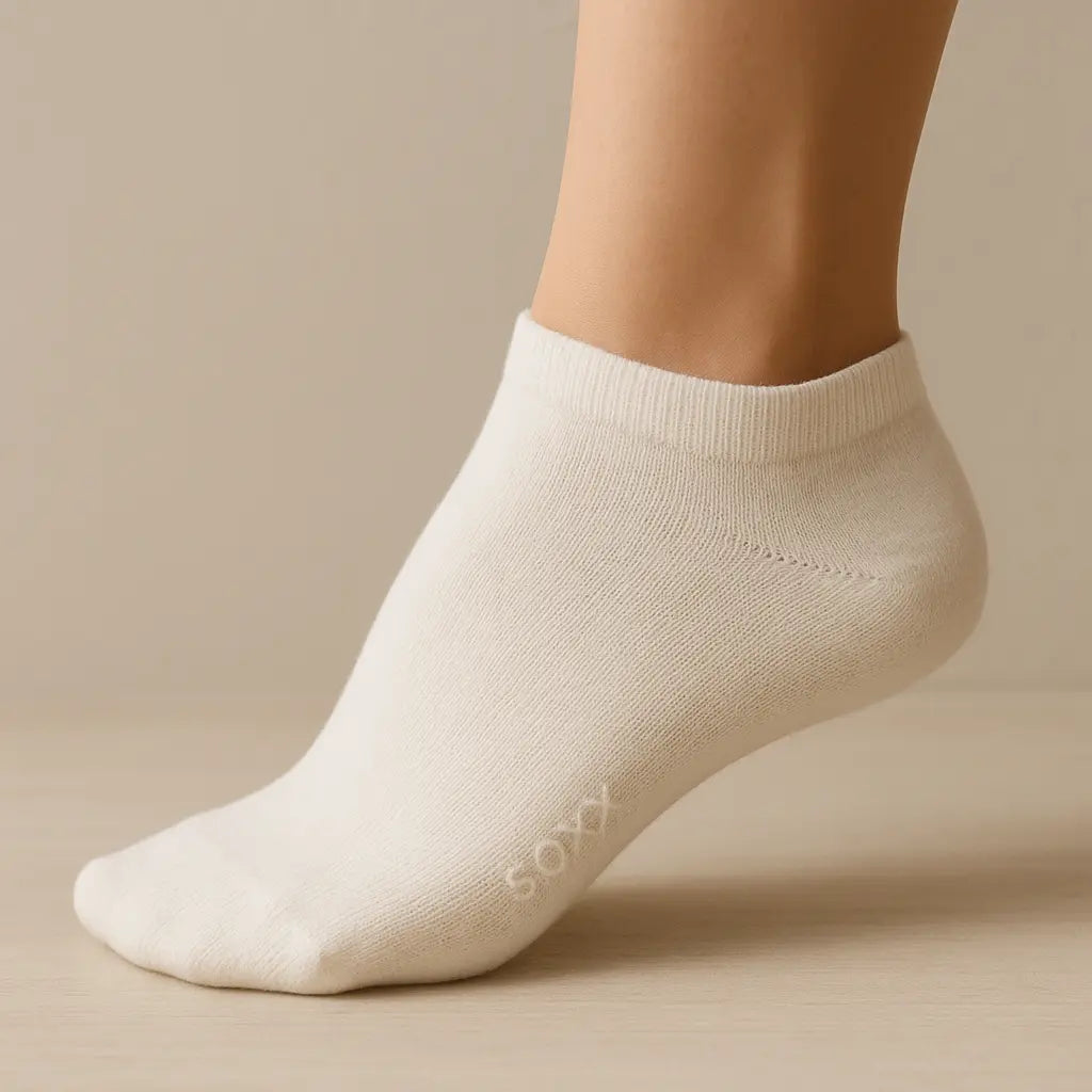Chaussettes enfants socquettes vanille en coton sur pied mannequin