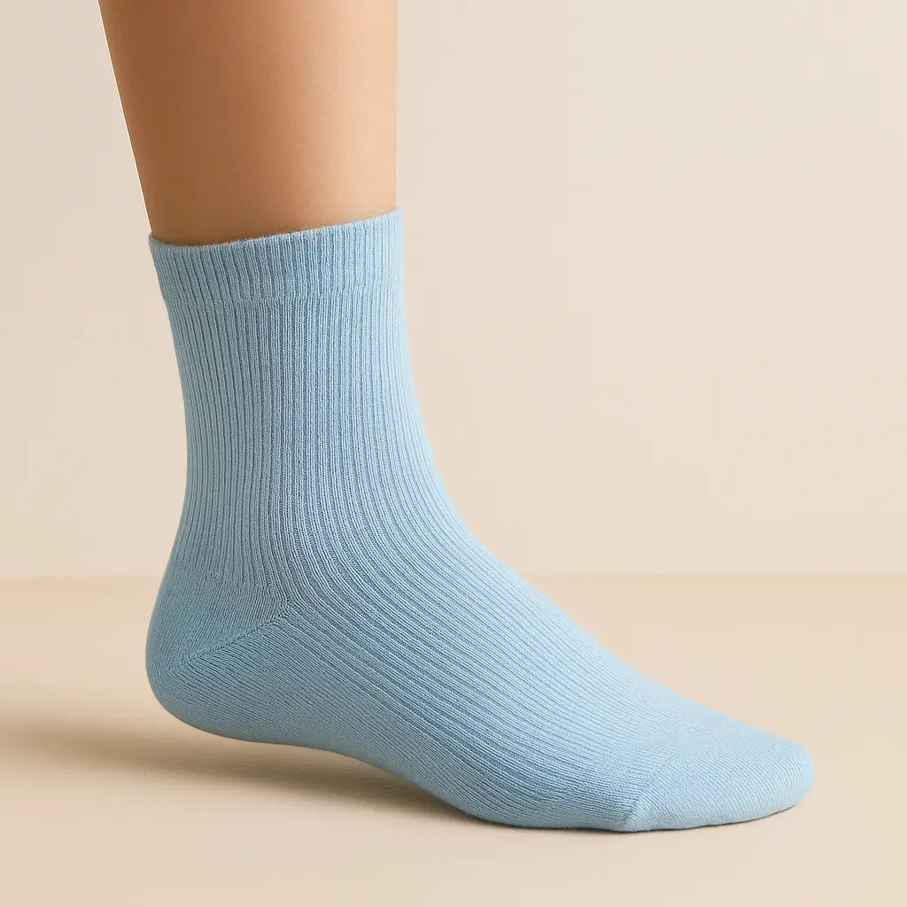 Chaussettes femmes Couleurs bleu clair courtes en coton sur pied mannequin