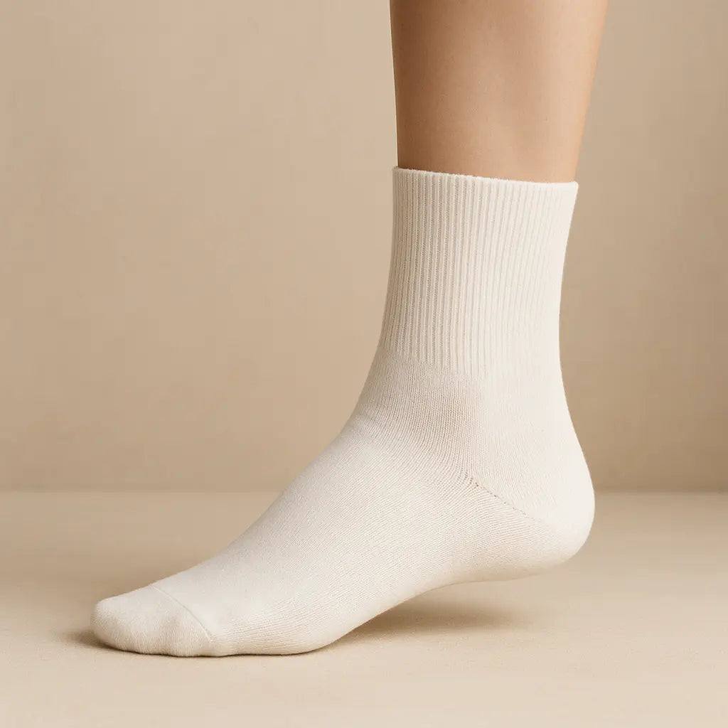 Chaussettes femmes Couleurs courtes en coton blanc sur pied mannequin