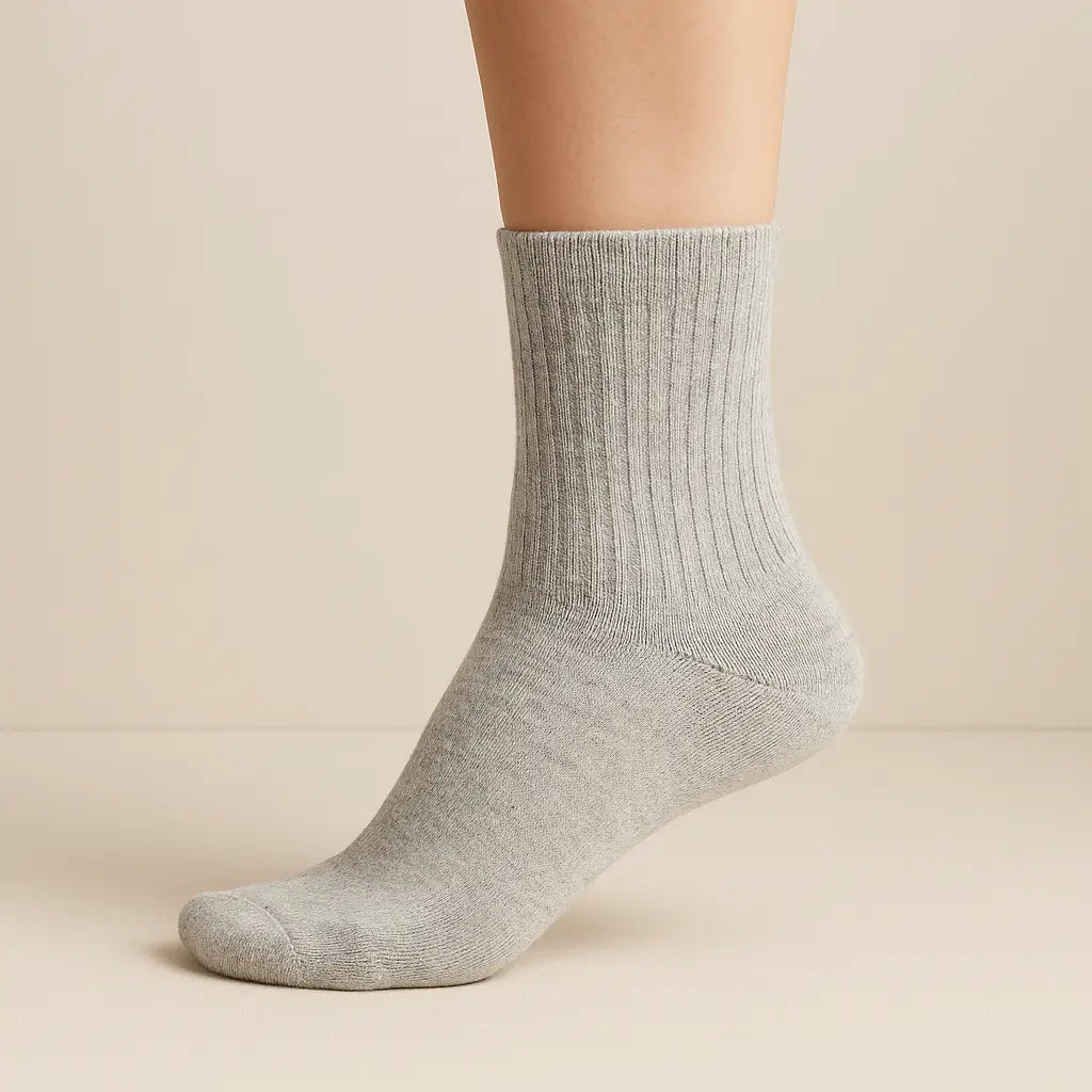 Chaussettes Femmes Couleurs Courtes Gris Clair en Coton sur pied mannequin