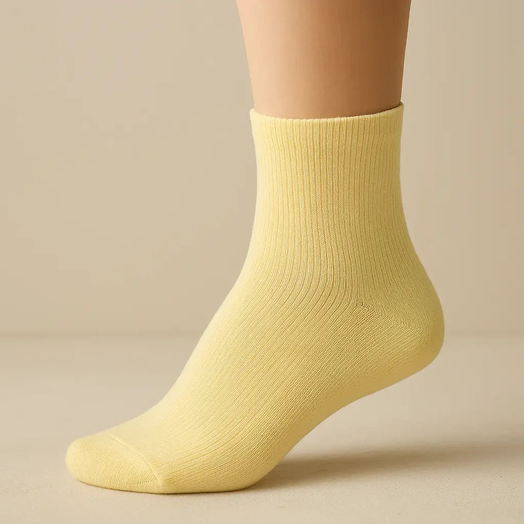 Chaussettes femmes Couleurs courtes coton jaune clair sur pied mannequin