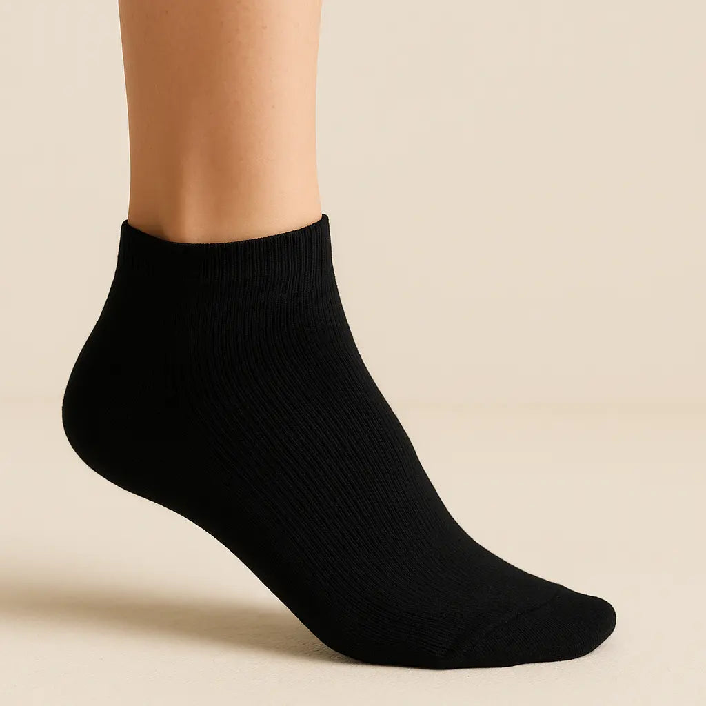 Chaussettes femmes Courtes Coton Noir Collection Couleurs sur pied mannequin