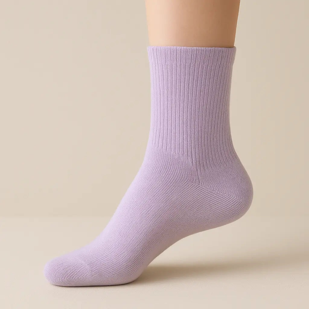 Chaussettes femmes couleur violet clair courtes en coton sur pied mannequin