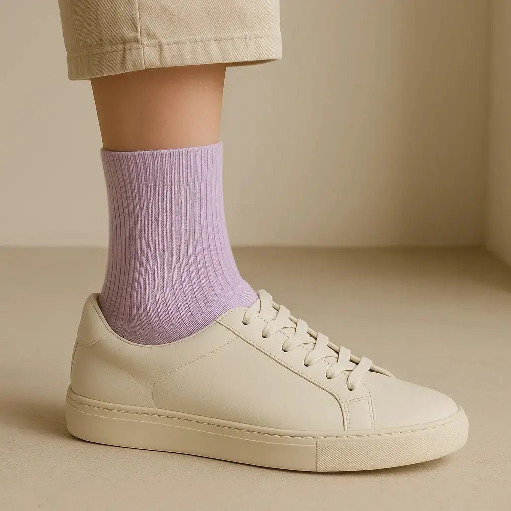 Chaussettes femmes couleur violet clair courtes en coton avec chaussures