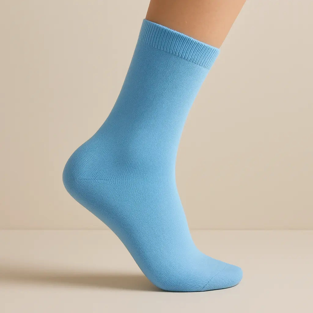 Chaussettes Femme Couleurs Bleu Clair en Coton Mollet sur pied mannequin
