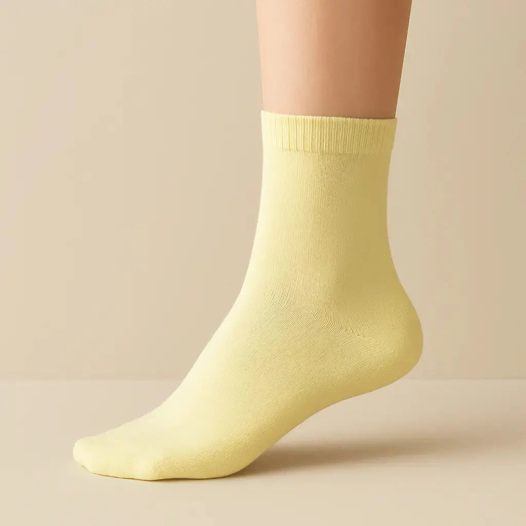 Chaussettes femmes Couleurs jaune clair en coton mollet sur pied mannequin