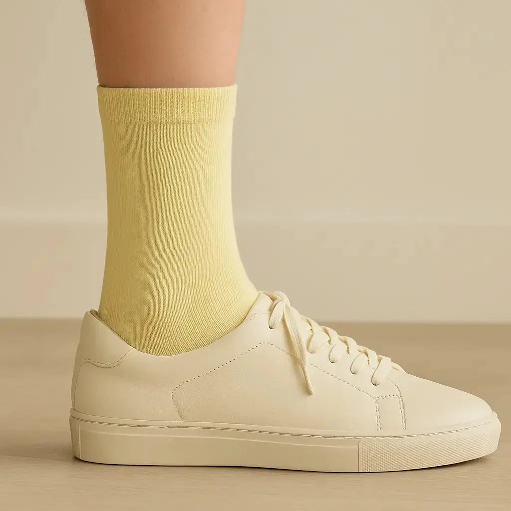 Chaussettes femmes Couleurs jaune clair en coton mollet avec chaussures