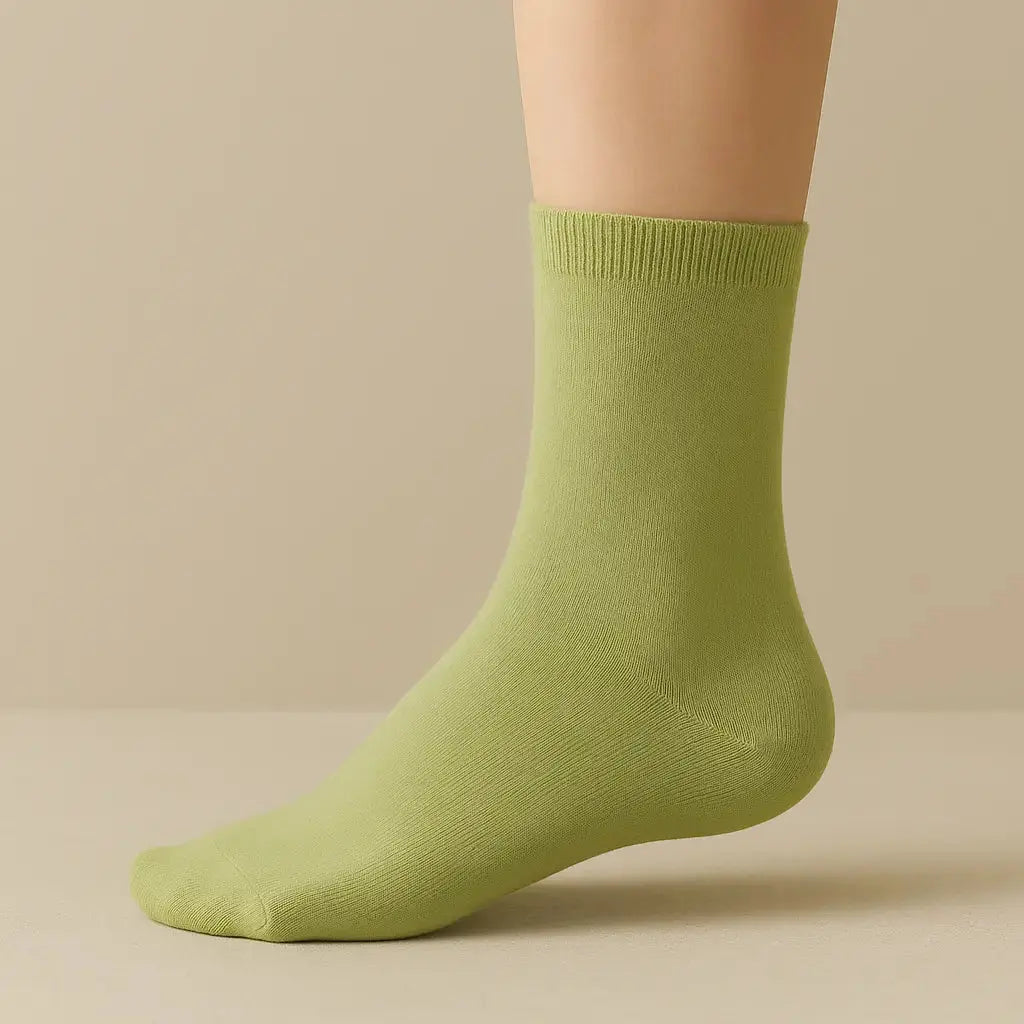 Chaussettes femmes Couleurs vert clair en coton mi-mollet sur pied mannequin