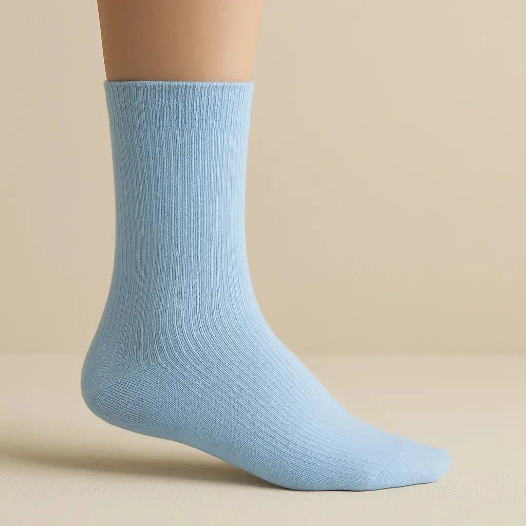 Chaussettes femmes Couleurs bleu clair en coton mi-mollet sur pied mannequin