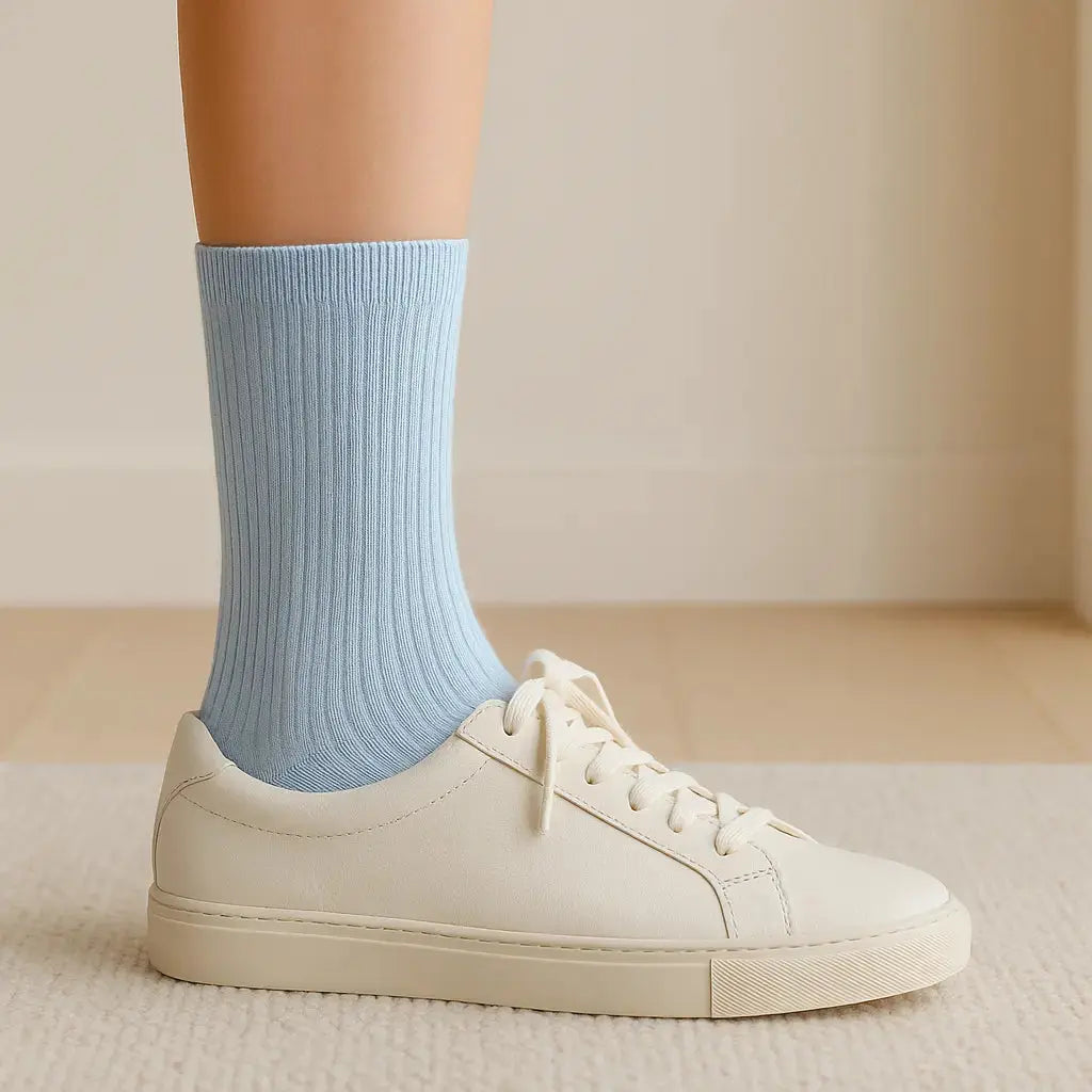 Chaussettes femmes Couleurs bleu clair en coton mi-mollet en situation