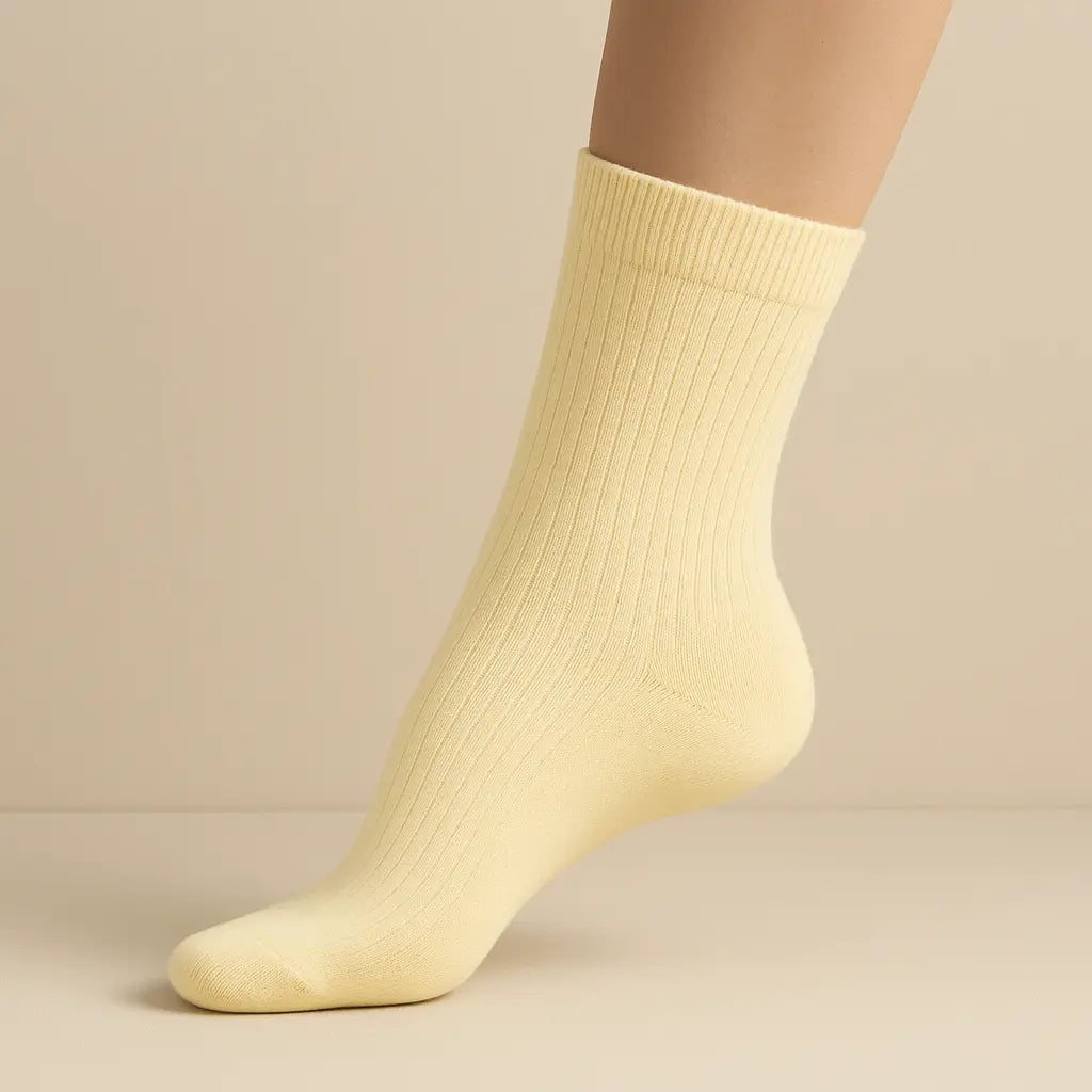 Chaussettes femmes Couleurs jaune clair en coton mollet sur pied mannequin