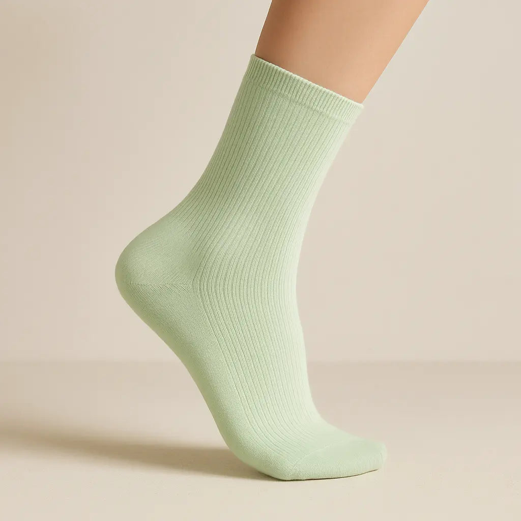 Chaussettes femmes Couleurs vert clair coton mollet sur pied mannequin
