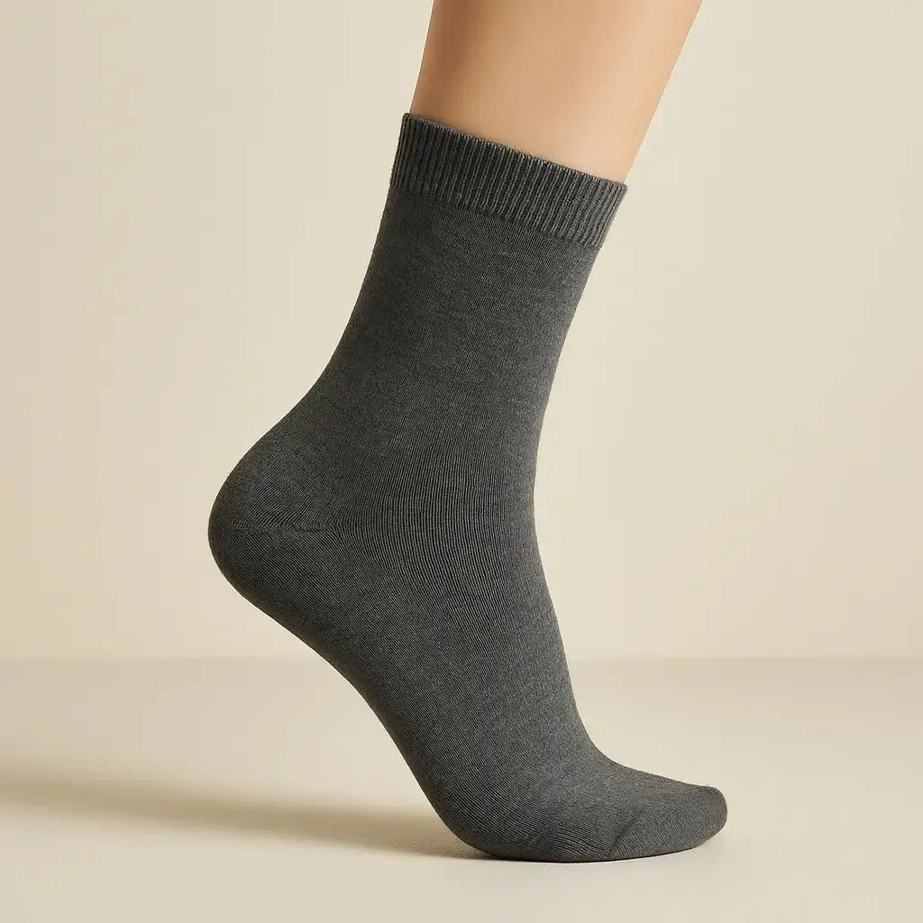 Chaussettes Femmes Couleurs Gris Foncé en Coton Mollet sur pied mannequin