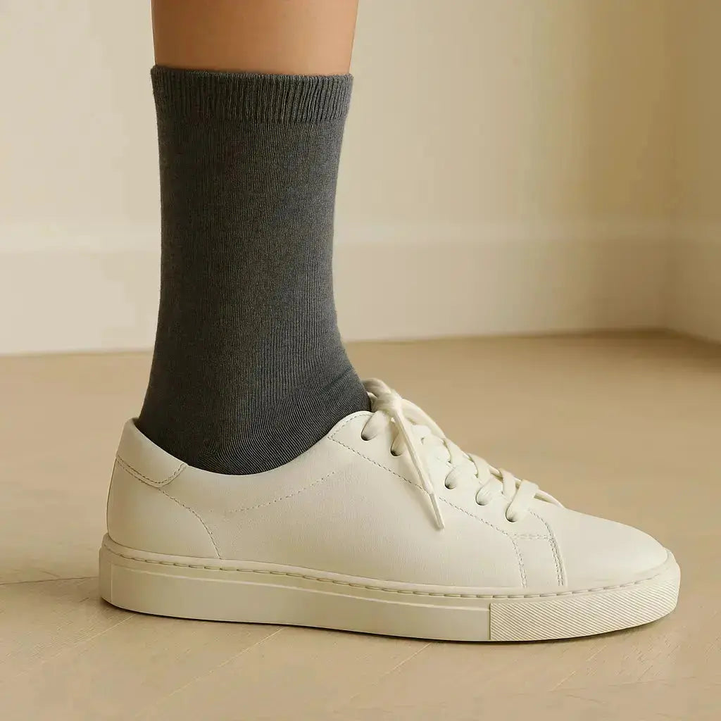Chaussettes Femmes Couleurs Gris Foncé en Coton Mollet avec chaussures
