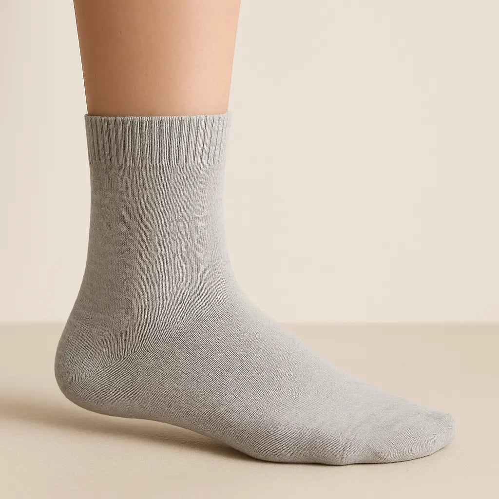 Chaussettes femmes Couleurs gris clair coton mollet sur pied mannequin