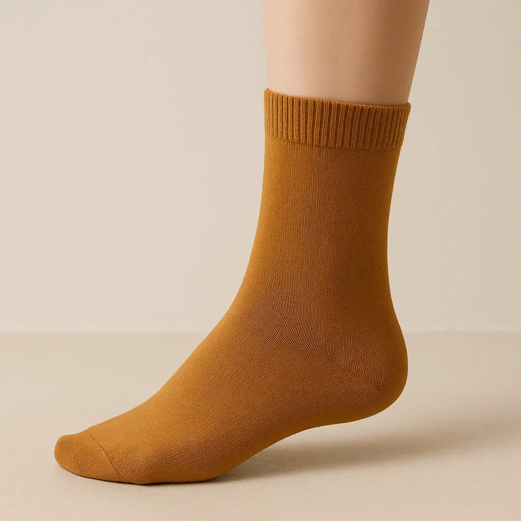 Chaussettes femmes Couleurs jaune moutarde en coton mollet sur pied mannequin