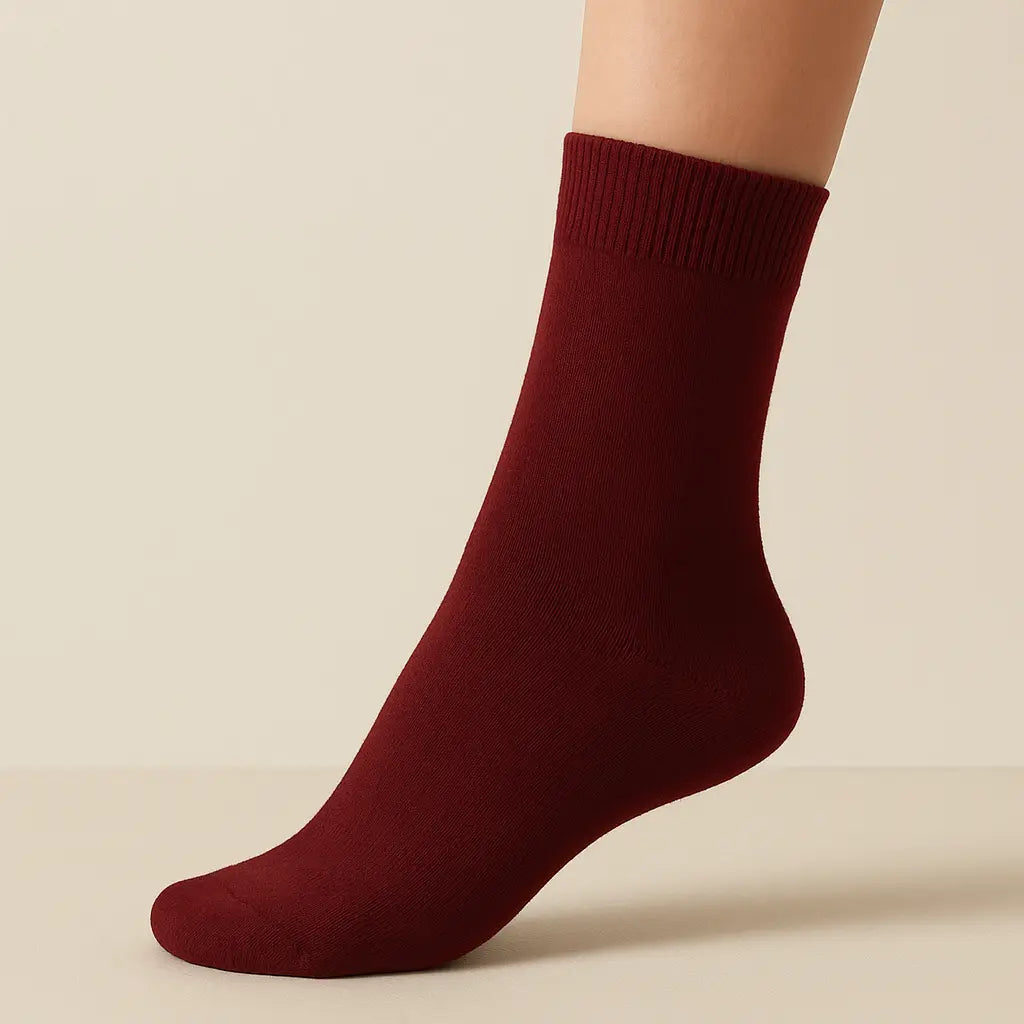 Chaussettes femmes Couleurs rouge bordeaux en coton mollet sur pied mannequin