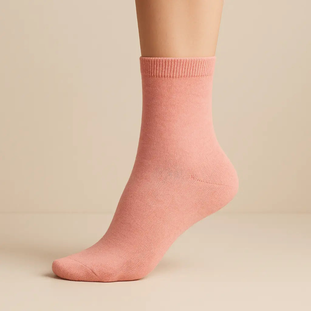 Chaussettes femmes Couleurs rose clair coton mi-mollet sur pied mannequin