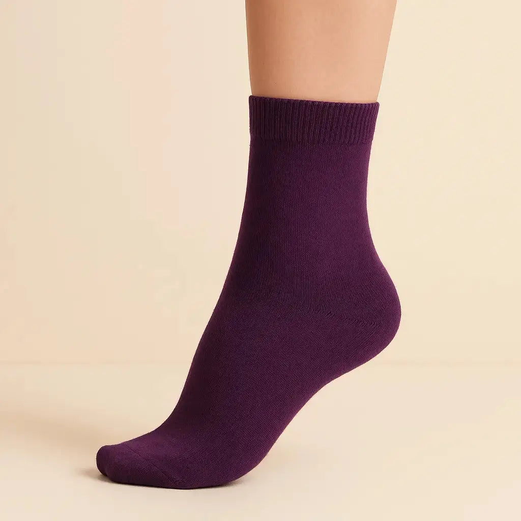 Chaussettes femmes Couleurs violettes en coton mi-mollet sur pied mannequin
