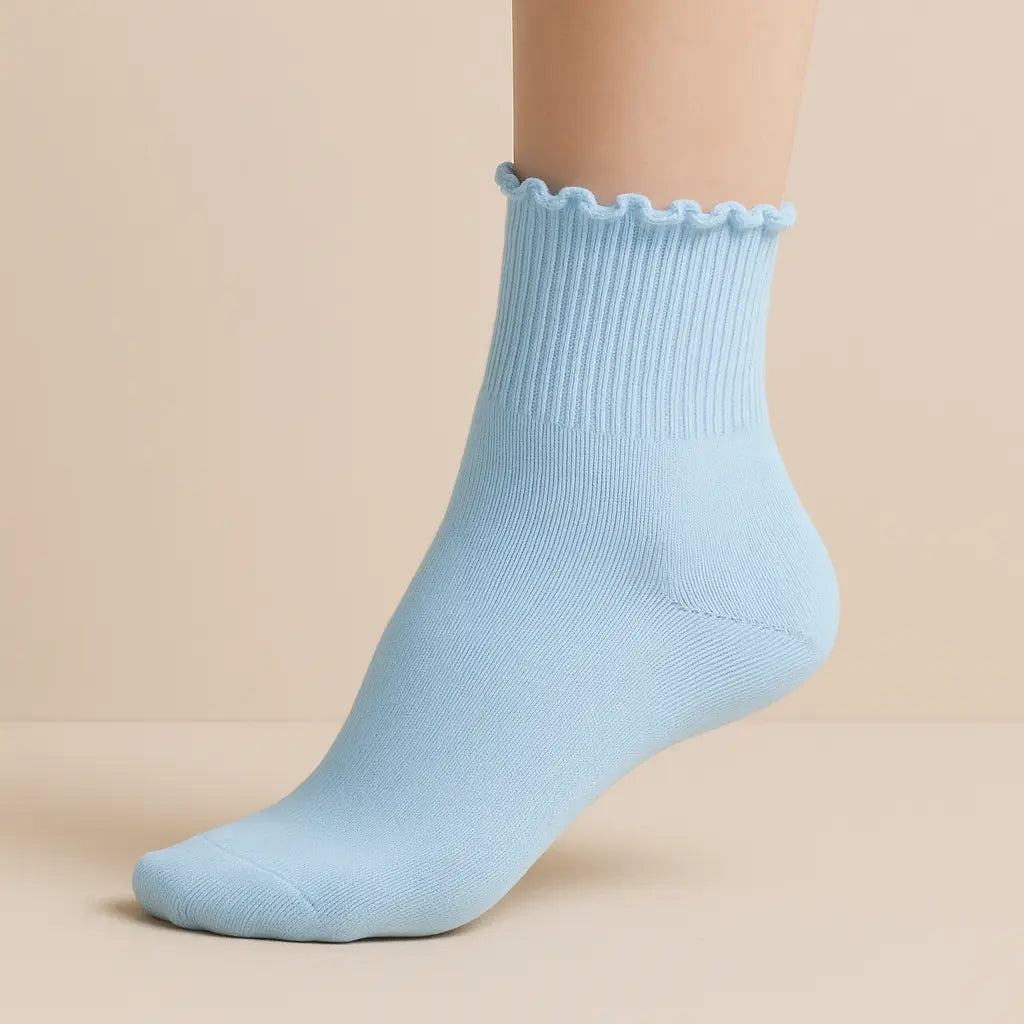 Chaussettes femmes Dentelles courtes coton bleu clair sur pied mannequin