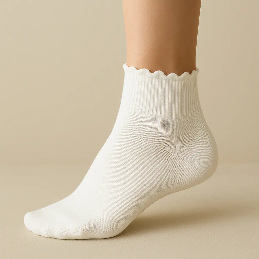 Chaussettes femmes dentelles courtes en coton blanc sur pied mannequin