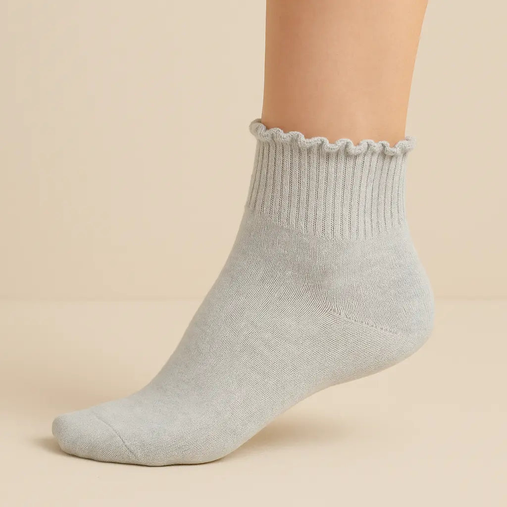 Chaussettes femme Dentelles courtes coton gris clair sur pied mannequin