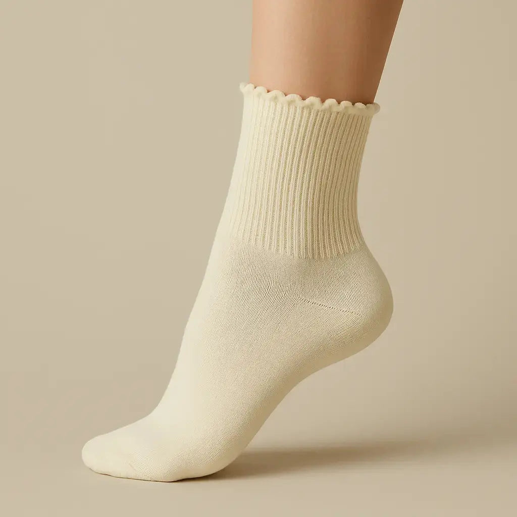 Chaussettes femmes Dentelles courtes en coton jaune clair sur pied mannequin