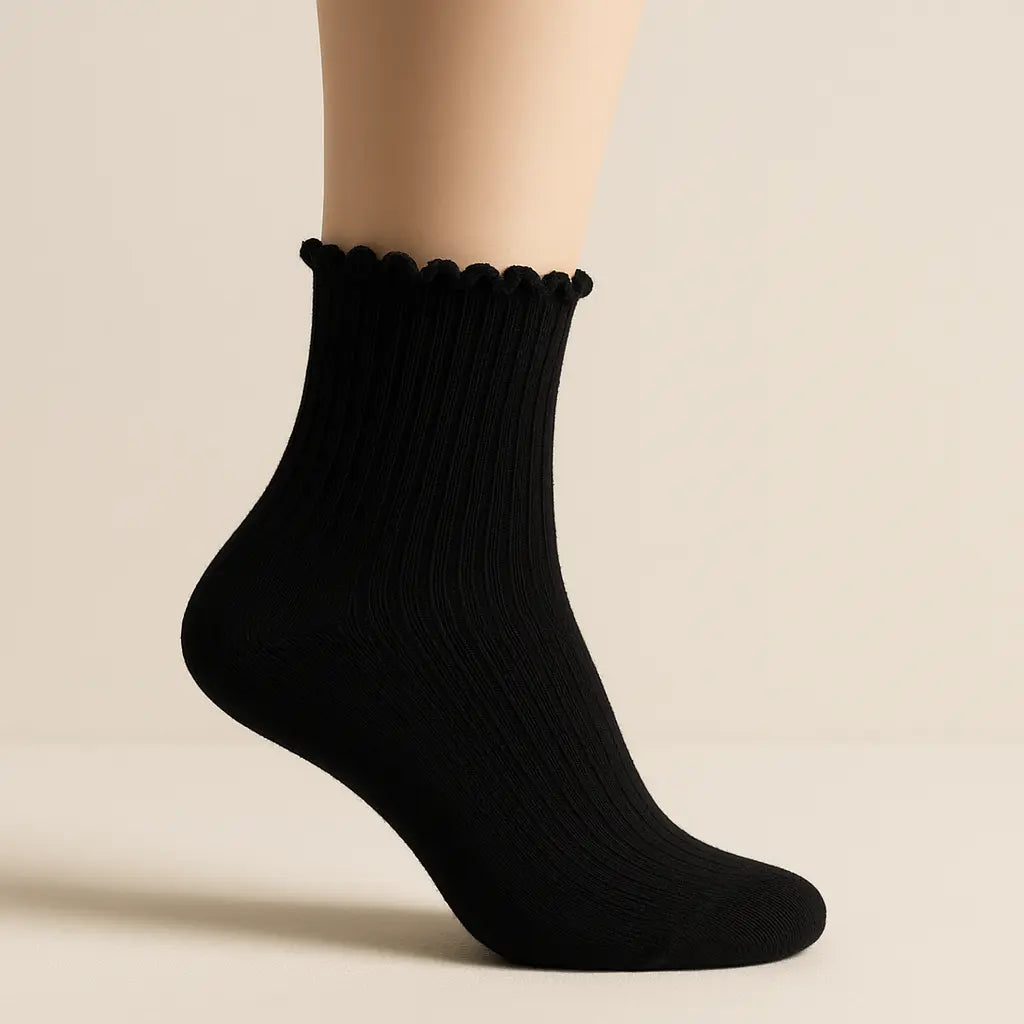 Chaussettes femmes dentelle courtes en coton noir sur pied mannequin