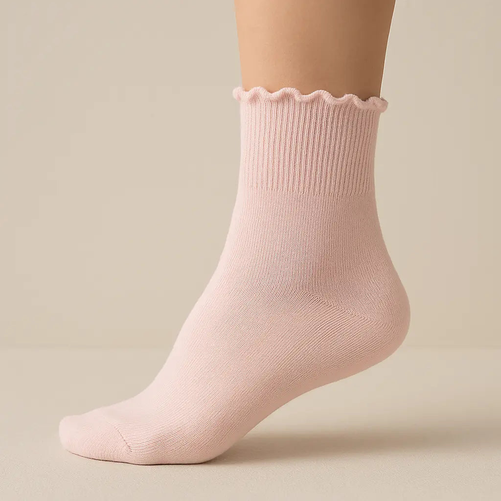 Chaussettes femmes dentelles courtes en coton rose clair sur pied mannequin