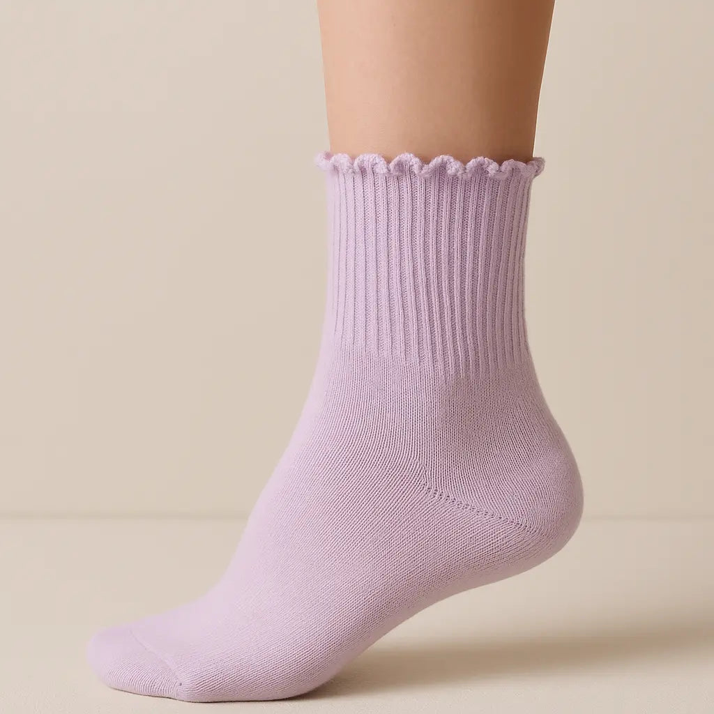 Chaussettes femmes Dentelles courtes en coton violet clair sur pied mannequin