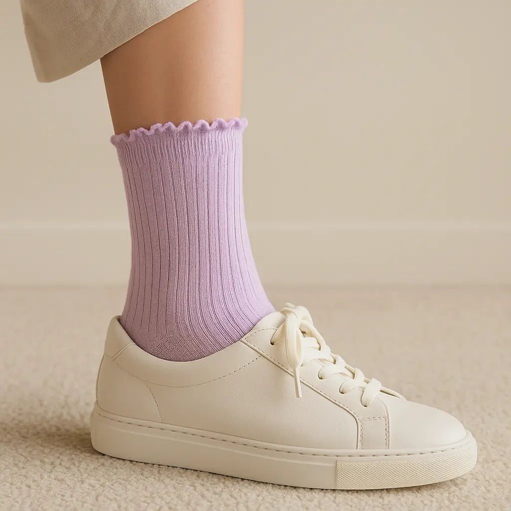 Chaussettes femmes Dentelles courtes en coton violet clair en situation