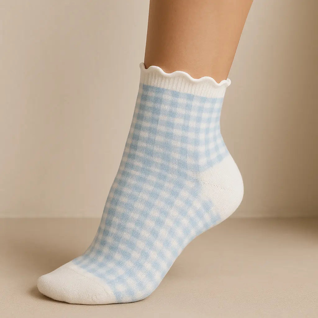 Chaussettes femme Dentelles courtes en coton bleu clair sur pied mannequin