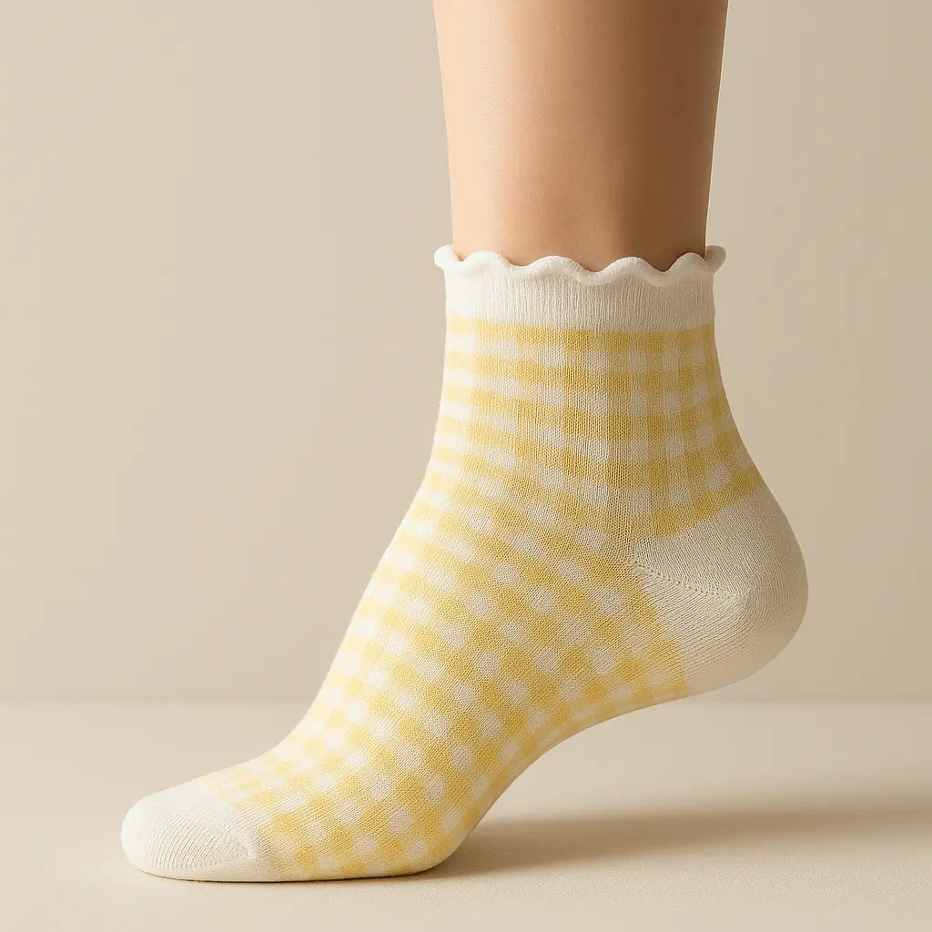 Chaussettes femmes dentelles courtes en coton jaune sur pied mannequin