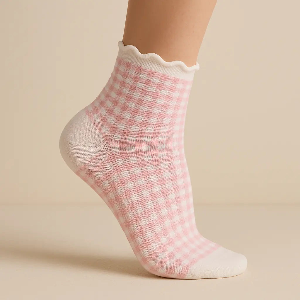 Chaussettes femmes dentelles courtes en coton rose sur pied mannequin