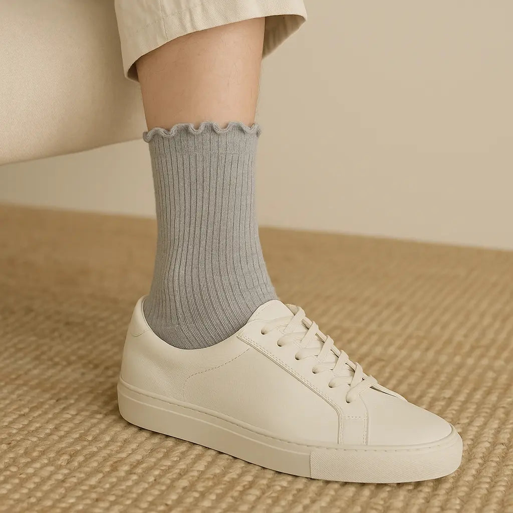 Chaussettes femmes Dentelles mollet coton gris clair en situation