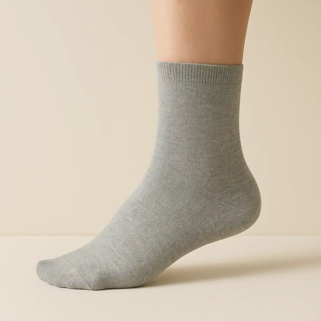 Chaussettes femmes Essential mollet coton gris clair sur pied mannequin