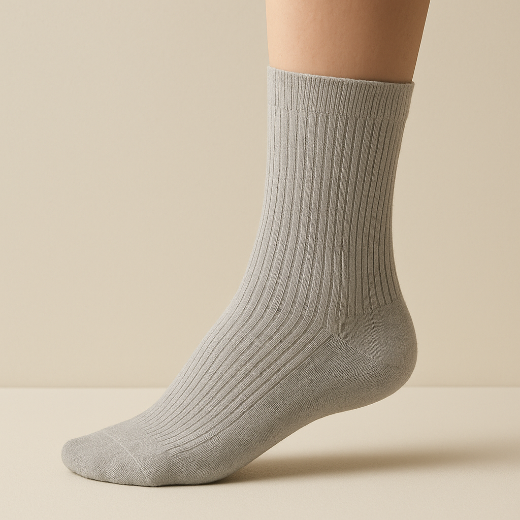 Chaussettes femmes Essential mollet coton gris clair sur pied mannequin