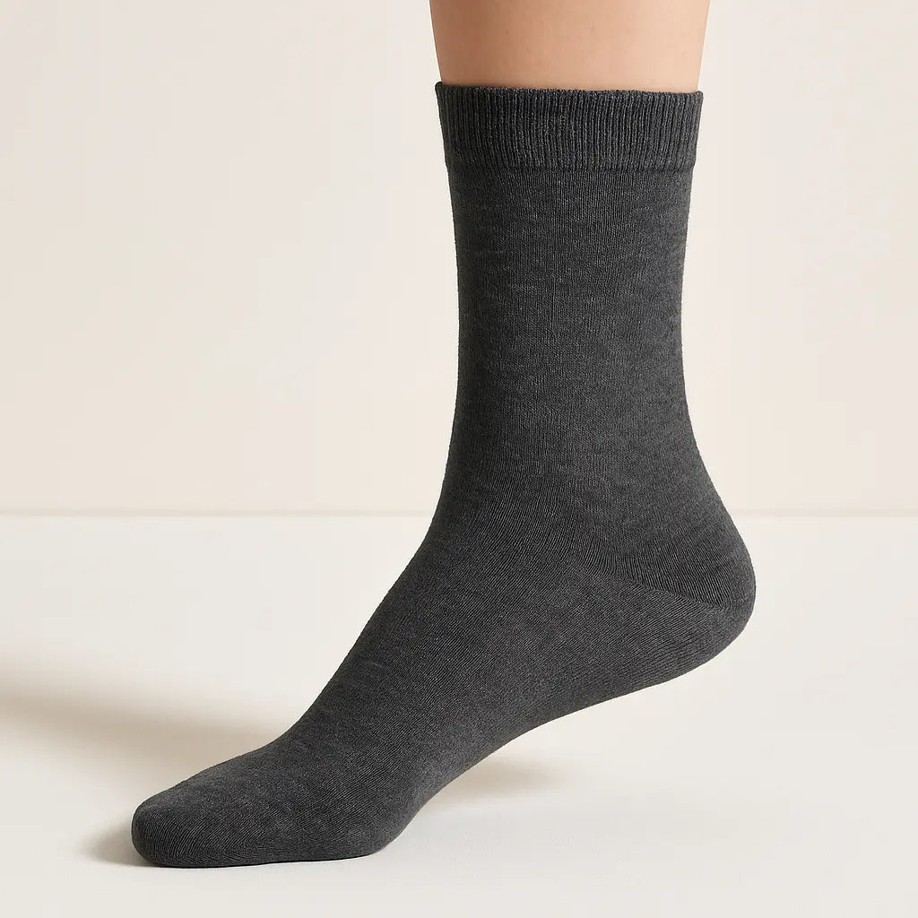 Chaussettes femmes Essential mollet coton gris foncé sur pied mannequin