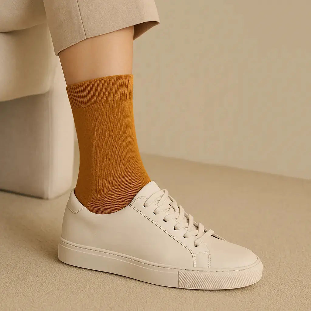 Chaussettes femmes Essential mollet coton jaune moutarde en situation